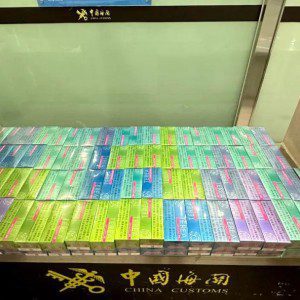 海关查获一名旅客超量携带加热卷烟烟弹148条，共计2.96万支