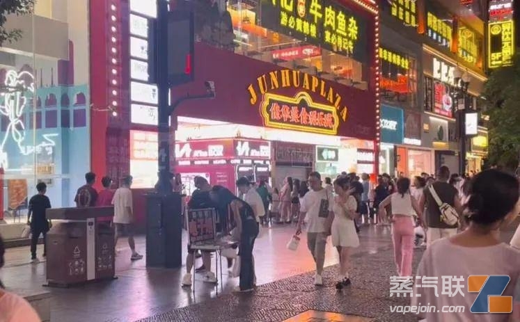 武汉一条街数十家商贩扎堆销售果味电子烟,律师:涉嫌违法插图1 武汉一条街数十家商贩扎堆销售果味电子烟,律师:涉嫌违法-电烟雾化⚡